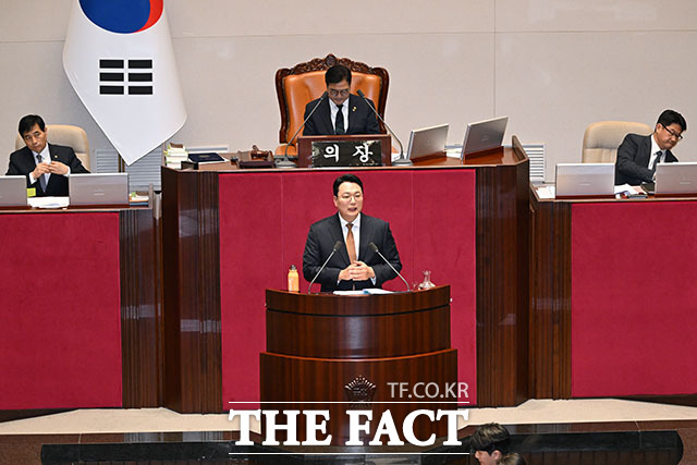 '윤석열·김건희에 의한 내란·외환 및 국정농단 행위의 진상규명을 위한 특별검사 임명 등에 관한 법률안'에 대해 무제한 토론(필리버스터) 시작한 천 원내대표.