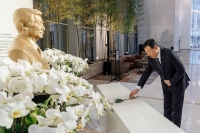  롯데그룹, 신격호 창업주 6주기 추모…신동빈·신유열 부자 참석