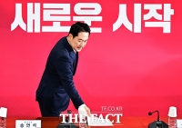  최고위원회의 참석하는 장동혁 대표 [포토]