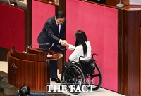  단상 아래로 내려와 인사하는 우원식 국회의장 [포토]