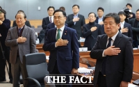  국기에 대한 경례하는 차정인 국가교육위원장 [포토]