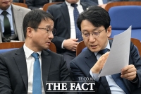  대화 나누는 한병도-천준호 [포토]