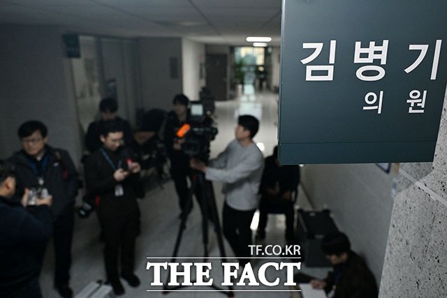 공천헌금 수수 등 각종 비위 의혹에 휩싸인 김병기 민주당 의원의 주거지 등에 대한 압수수색이 시작된 14일 오전 서울 여의도 국회 의원회관 김 의원 사무실 앞에 취재진이 모여있다. /남용희 기자