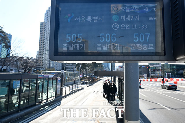 서울 시내버스가 이틀간 멈춰 섰던 총파업 사태가 노사 합의로 마무리됐지만, 서울시 재정에 미칠 영향과 향후 부담을 둘러싼 논란은 이어지고 있다. 사진은 서울 시내버스가 총파업에 돌입한 13일 오전 서울역 버스환승센터 전광판이 시내버스 차고지 대기를 알리고 있다. /남용희 기자