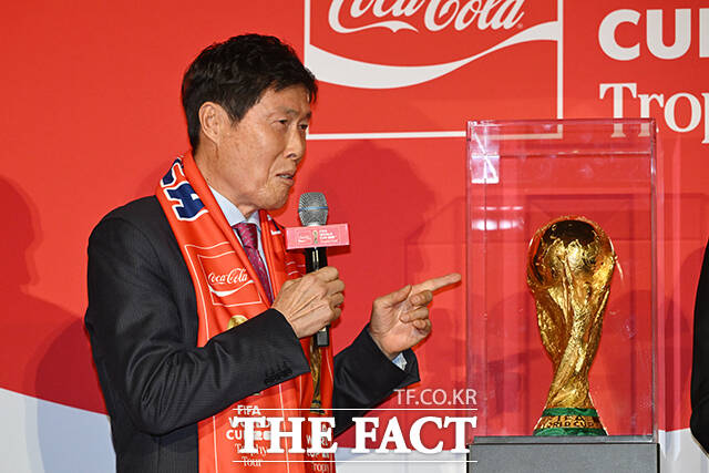 차범근 전 한국축구대표팀 감독이 16일 오후 서울 용산구 CGV 용산아이파크몰에서 열린 ‘FIFA 월드컵™ 트로피 투어 by 코카-콜라’ 미디어 간담회에 참석해 트로피를 바라보고 있다. /서예원 기자