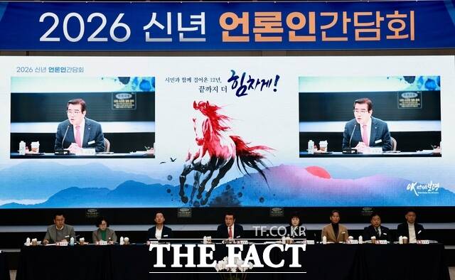 김동일 보령시장이 16일 보령머드테마파크에서 2026년 신년 언론인 간담회를 열고 시정 운영 비전을 설명하고 있다. /보령시