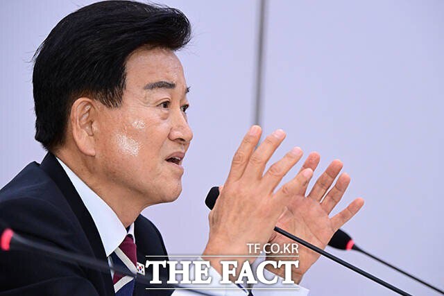 정동영 통일부 장관은 지난 14일 통일부 남북회담본부에서 진행된 통일부 산하기관 업무보고 모두발언에서 