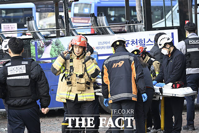 크레인으로 옮겨지는 사고 버스.