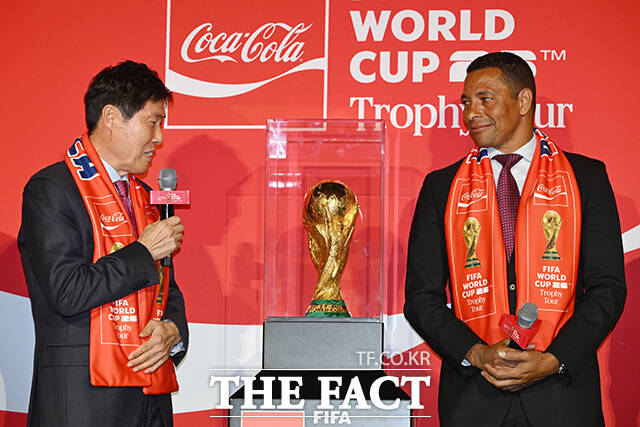 차범근 전 한국축구대표팀 감독이 16일 오후 서울 용산구 CGV 용산아이파크몰에서 열린 ‘FIFA 월드컵™ 트로피 투어 by 코카-콜라’ 미디어 간담회에 참석해 트로피를 바라보고 있다. /서예원 기자