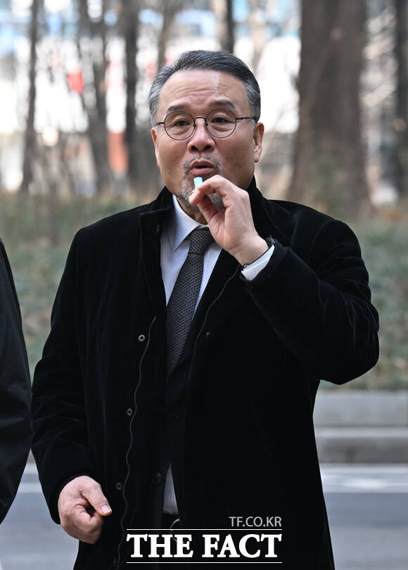 자본시장법 위반 혐의로 기소된 이응근 전 삼부토건 대표가 16일 오후 서울 서초구 서울중앙지방법원에서 열린 재판에 출석하고 있다.