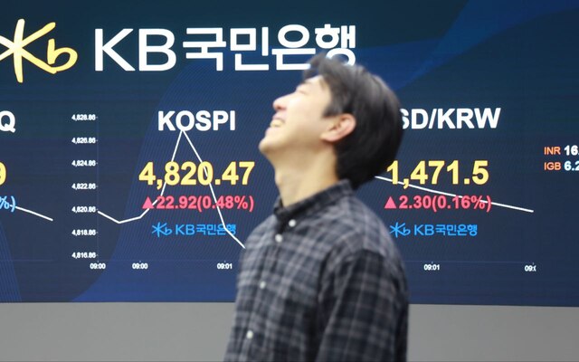16일 코스피가 4800선을 넘어선 가운데 종목별 등락이 갈리는 추이다. /KB국민은행