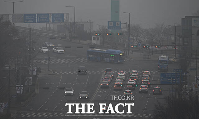서울의 미세먼지 농도가 '나쁨' 수준을 보인 16일 오전 서울 여의도 도심이 뿌옇게 보이고 있다. /박헌우 기자