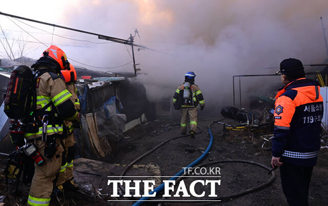 16일 오전 서울 강남구 구룡마을 4지구에서 화재가 발생한 가운데, 전소된 빈집이 보이고 있다.