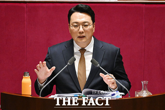 '2차 종합특검 반대' 약 18시간째 무제한 토론 이어가는 천 원내대표.