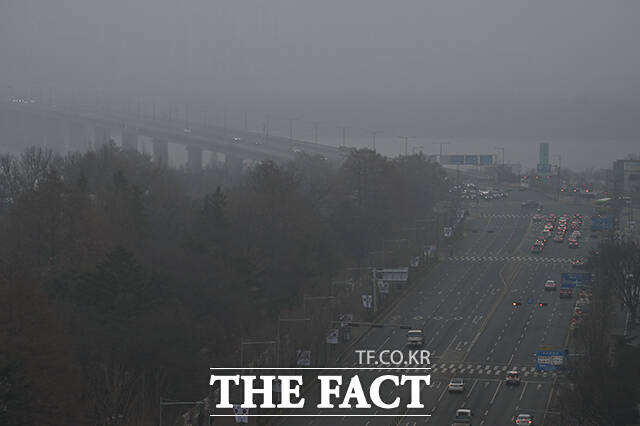 서울의 미세먼지 농도가 '나쁨' 수준을 보인 16일 오전 서울 여의도 도심이 뿌옇게 보이고 있다. /박헌우 기자