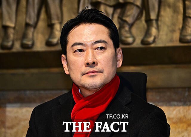 장동혁 국민의힘 대표가 통일교 금품 수수 및 더불어민주당 공천헌금 의혹에 대한 특검법 도입을 촉구하기 위해 무기한 단식 카드를 꺼내 들었다. 사진은 장 대표가 15일 오후 서울 여의도 국회 로텐더홀에서 단식농성을 시작하고 있는 모습. /배정한 기자