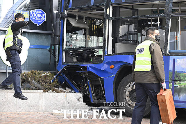 크레인으로 옮겨지는 사고 버스.