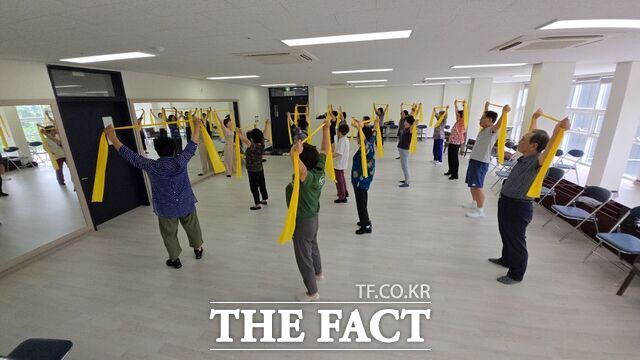 영암군 노인복지관에서 어르신들이 요가 프로그램에 참여하고 있다. /영암군