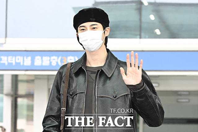 배우 변우석이 해외 일정 참석 차 16일 오전 인천국제공항을 통해 이탈리아 밀라노로 출국 중 포즈를 취하고 있다. /송호영 기자