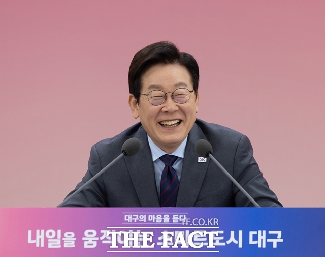 이재명 대통령은 오는 23일 울산에서 새해 첫 타운홀미팅을 개최한다고 16일 SNS를 통해 직접 밝혔다. 이 대통령이 2025년 10월 24일 대구광역시 북구 엑스코에서 개최한 '대구의 마음을 듣다' 타운홀미팅에서 미소를 짓고 있다. /청와대