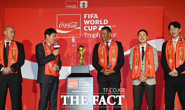 차범근 전 한국축구대표팀 감독이 16일 오후 서울 용산구 CGV 용산아이파크몰에서 열린 ‘FIFA 월드컵™ 트로피 투어 by 코카-콜라’ 미디어 간담회에 참석해 트로피를 바라보고 있다. /서예원 기자