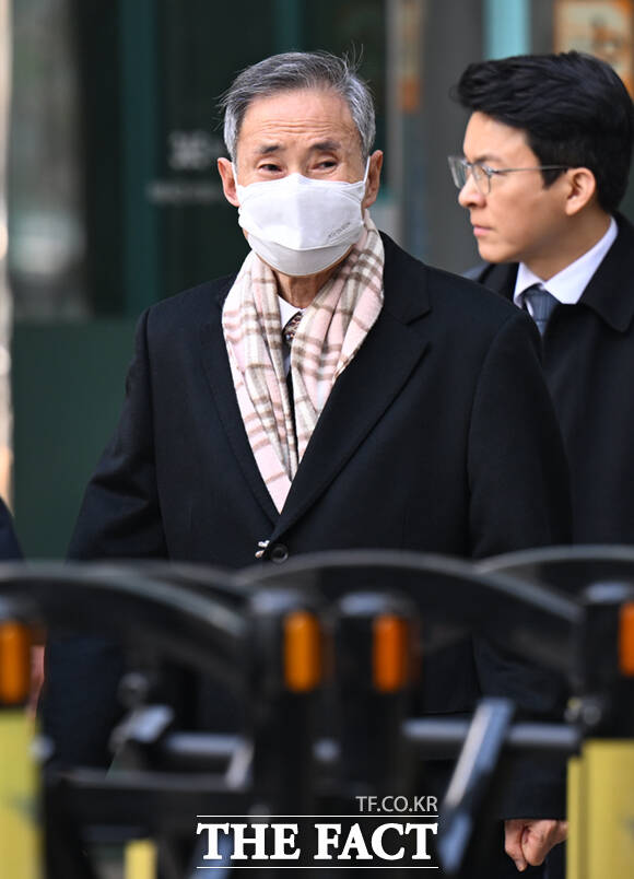 자본시장법 위반 혐의로 기소된 이응근 전 삼부토건 대표가 16일 오후 서울 서초구 서울중앙지방법원에서 열린 재판에 출석하고 있다.