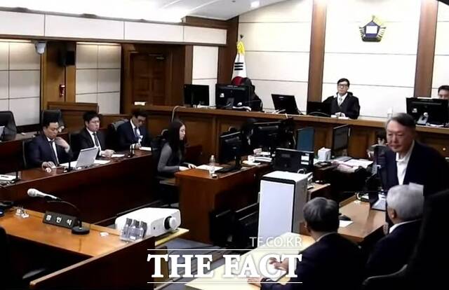 서울중앙지법 형사합의35부(부장판사 백대현)는 16일 오후 윤석열 전 대통령의 특수공무집행방해 혐의 등 사건 선고기일을 열고 윤 전 대통령에게 징역 5년을 선고했다. 윤 전 대통령이 재판정을 빠져나가고 있다. /서울중앙지법