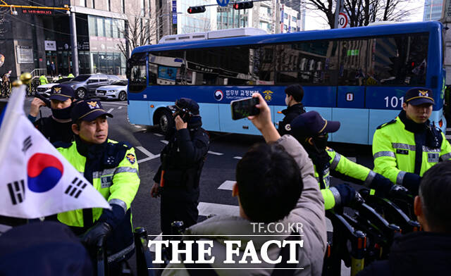 법원이 16일 고위공직자범죄수사처(공수처)의 체포영장 집행을 방해한 혐의 등으로 기소된 윤석열 전 대통령에 5년을 선고한 가운데, 윤 전 대통령의 호송차량이 서울 서초구 서울중앙지방법원을 나서고 있다. /이새롬 기자