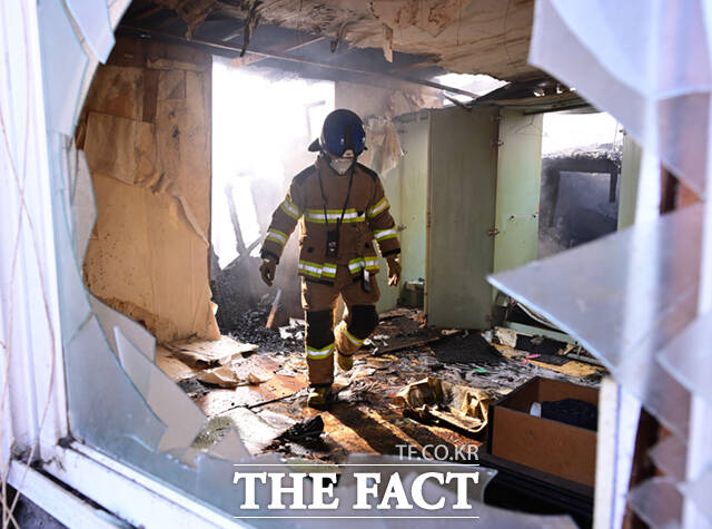 16일 오전 서울 강남구 구룡마을 4지구에서 화재가 발생한 가운데, 소방관들이 화재 현장에 물을 뿌리고 있다. /이새롬 기자