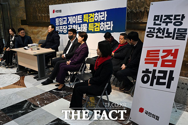 단식농성 2일차 돌입한 장동혁 대표(오른쪽).