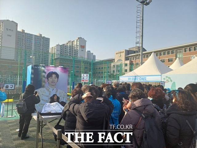 관객들은 모처럼 날씨가 포근해서인지 실내가 아닌 야외에서 진행되는 히어로 카페, 포토존, POST(우체통) 편지쓰기, MD부스 활용 등 각종 이벤트와 퍼포먼스를 즐기느라 웃음꽃이 피었다. /강일홍 기자