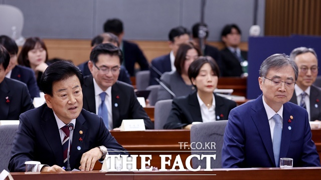 통일부와 외교부가 16일 차관급 업무협의를 진행했다. 사진은 정동영 통일부 장관(왼쪽)과 조현 외교부 장관이 지난해 12월 19일 서울 종로구 정부서울청사 별관에서 열린 외교부(재외동포청)·통일부 업무보고에서 발언하는 모습. /뉴시스