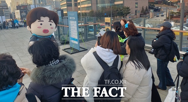 전국 관객들이 대거 몰리면서 콘서트가 열리는 고척돔 주변 식당 커피숍 등 상가도 모처럼 생기를 되찾았다. 고척스카이돔으로 들어오는 대로변 4거리도 팬들로 넘쳐났다. /강일홍 기자