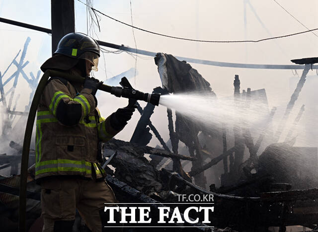 16일 오전 서울 강남구 구룡마을 4지구에서 화재가 발생한 가운데, 소방관들이 화재 현장에 물을 뿌리고 있다. /이새롬 기자
