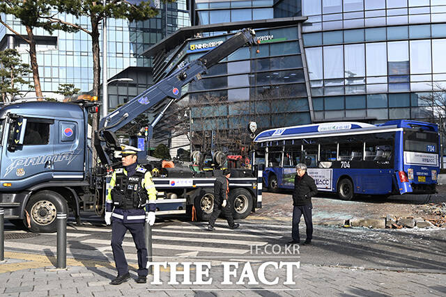 크레인으로 옮겨지는 사고 버스.