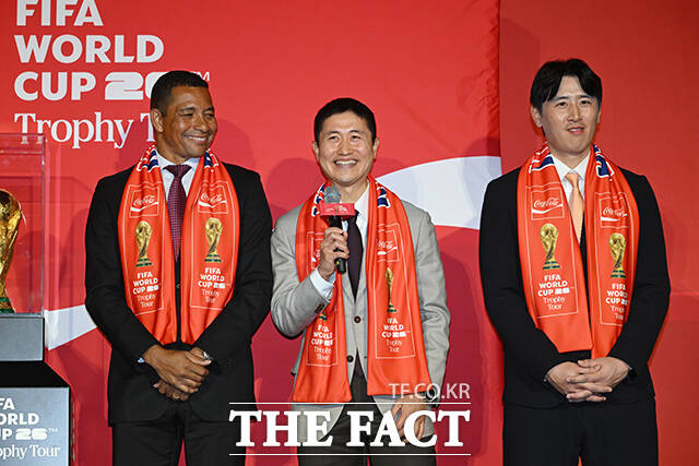 이준엽 한국 코카-콜라 대표이사와 김승희 대한축구협회 전무, 전 브라질 축구 국가대표 지우베르투 시우바, 차범근 전 한국축구대표팀 감독, 이영표 축구 해설위원, 차두리 화성FC 감독, 구자철 레드앤골드풋볼 디렉터(왼쪽부터)가 16일 오후 서울 용산구 CGV 용산아이파크몰에서 열린 ‘FIFA 월드컵™ 트로피 투어 by 코카-콜라’ 미디어 간담회에 참석해 기념 촬영을 하고 있다. /서예원 기자