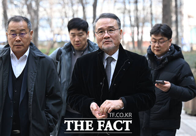 자본시장법 위반 혐의로 기소된 이응근 전 삼부토건 대표가 16일 오후 서울 서초구 서울중앙지방법원에서 열린 재판에 출석하고 있다.