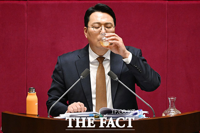 천하람 개혁신당 원내대표가 16일 오전 서울 여의도 국회 본회의장에서 '윤석열·김건희에 의한 내란·외환 및 국정농단 행위의 진상규명을 위한 특별검사 임명 등에 관한 법률안'에 대해 무제한 토론(필리버스터)를 하며 목을 축이고 있다. /국회=남용희 기자