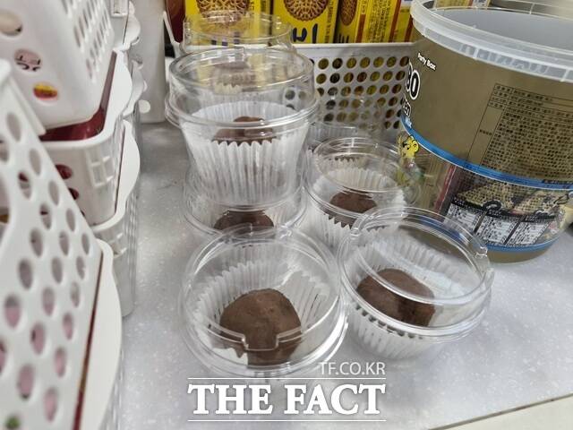 16일 적십자사는 헌혈 참여를 독려하기 위해 봉사자에게 두쫀쿠를 증정하는 이벤트를 진행했다. 이 이벤트 덕분에 신규 헌혈자가 눈에 띄게 늘어났다. /서울 양천구=오승혁 기자