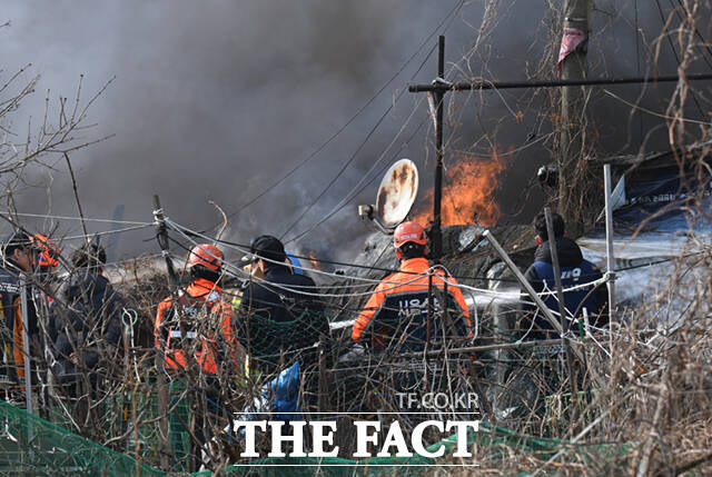 16일 오전 서울 강남구 구룡마을 4지구에서 화재가 발생한 가운데, 전소된 빈집이 보이고 있다.