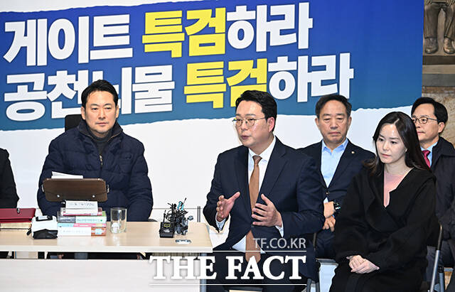 천하람 개혁신당 원내대표(오른쪽)가 16일 오전 서울 여의도 국회 로텐더홀에서 단식농성에 돌입한 장동혁 국민의힘 대표를 찾아 손을 맞잡고 있다. /국회=박헌우 기자