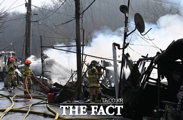16일 오전 서울 강남구 구룡마을 4지구에서 화재가 발생한 가운데, 소방관들이 화재 현장에 물을 뿌리고 있다. /이새롬 기자