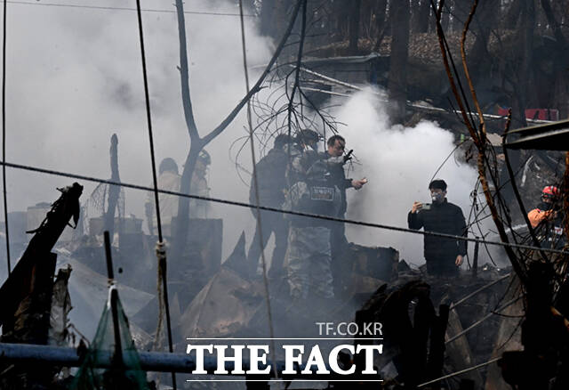 16일 오전 서울 강남구 구룡마을 4지구에서 화재가 발생한 가운데, 소방관들이 화재 현장에 물을 뿌리고 있다. /이새롬 기자