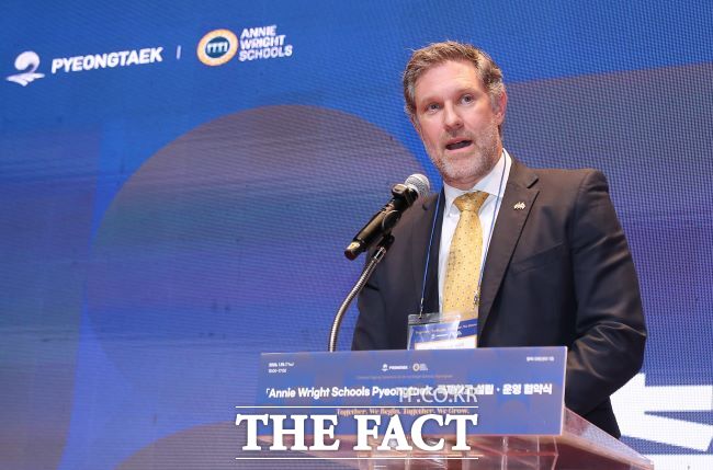 평택 스콜라스(Pyeongtaek Scholars:평택 장학생)계획을 공개한 미 애니 라이트 스쿨 제이크 과드놀라 총교장. /평택시