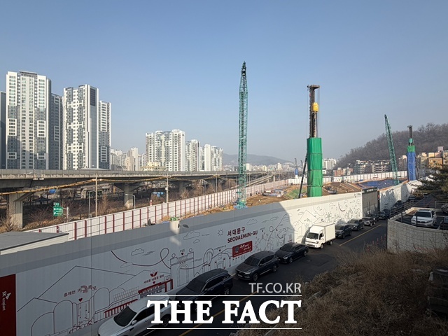 드파인 연희는 연희1구역을 재개발한 단지다. 단지 북측으로는 홍제천이 흐르고 남측으로는 궁둥공원이 있다. /공미나 기자