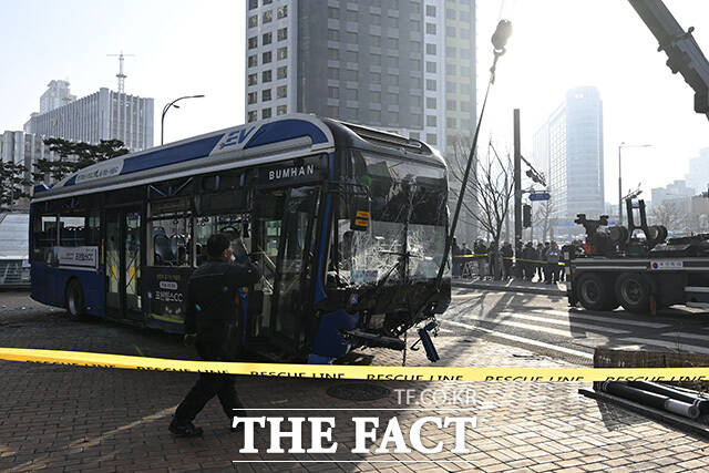 크레인으로 옮겨지는 사고 버스.