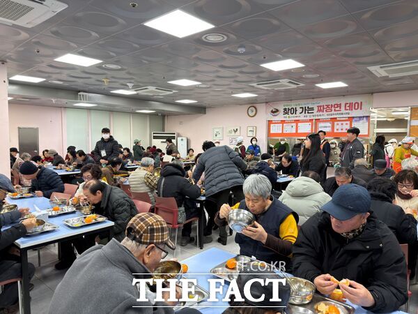 송헌복지회와 대전곰두리자원봉사단연합이 15일 대덕구노인종합복지관에서 복지관 이용 어르신 300명에게 찾아가는 짜장면 데이 봉사를 펼치고 있다. /대덕구노인종합복지관