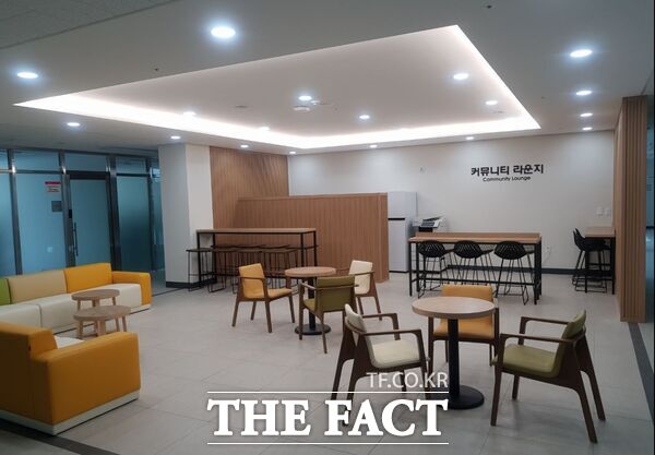 지난해 4월 개소한 대전시 서구 창업허브센터가 지역 창업지원 및 사회적경제 활성화의 거점으로 자리매김하고 있다. 사진은 창업허브센터 실내 모습. /대전시 서구