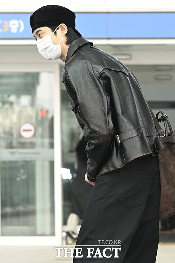 팬들에게 하트를 보내는 변우석.