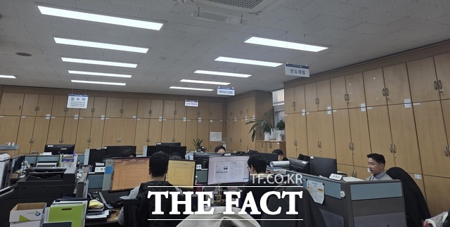 순천시 신성장산업과 반도체팀 직원들이 사무실에서 근무하고 있다. /순천시